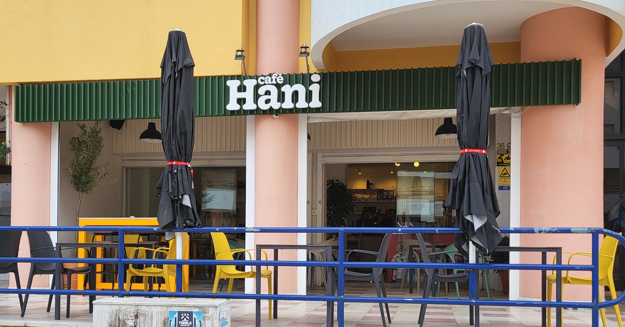 Hani Café entrance on Avenida 1º de Maio Costa de Caparica