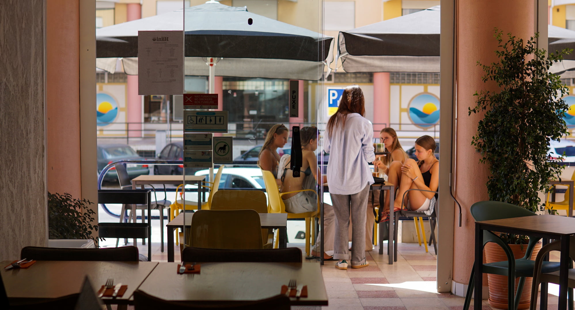 Pet-friendly café atmosphere Costa de Caparica